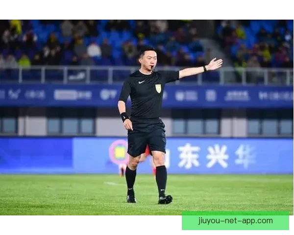 津媒曝光唐顺齐与边裁对话口型 双方均称无法听清内容引热议